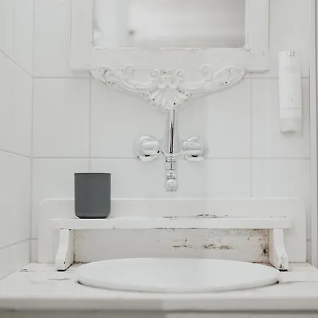 No8 Boutique - Self Check In