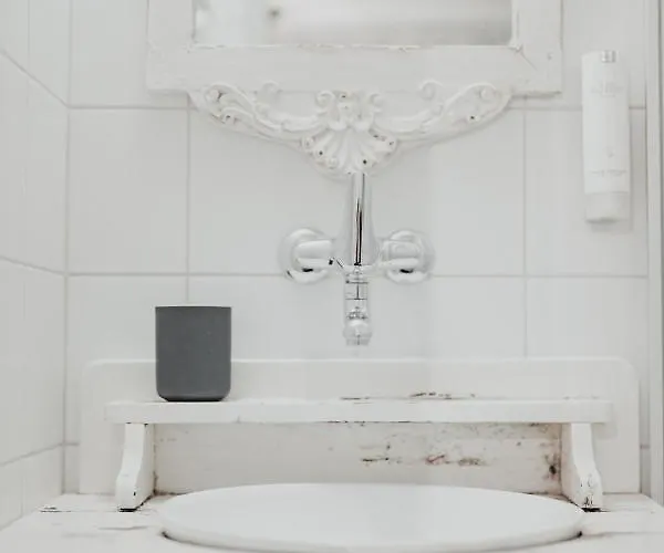 No8 Boutique - Self Check In