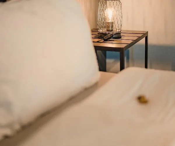 No8 Boutique - Self Check In 3*